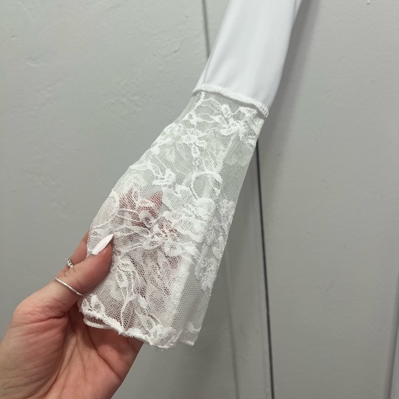 BRAND NEW Elegant White Lace Cut Off-Shoulder Dress - Picture 5 of 6